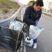 Si avvia allora verso la bici e poggia limmondizia sul manubrio...